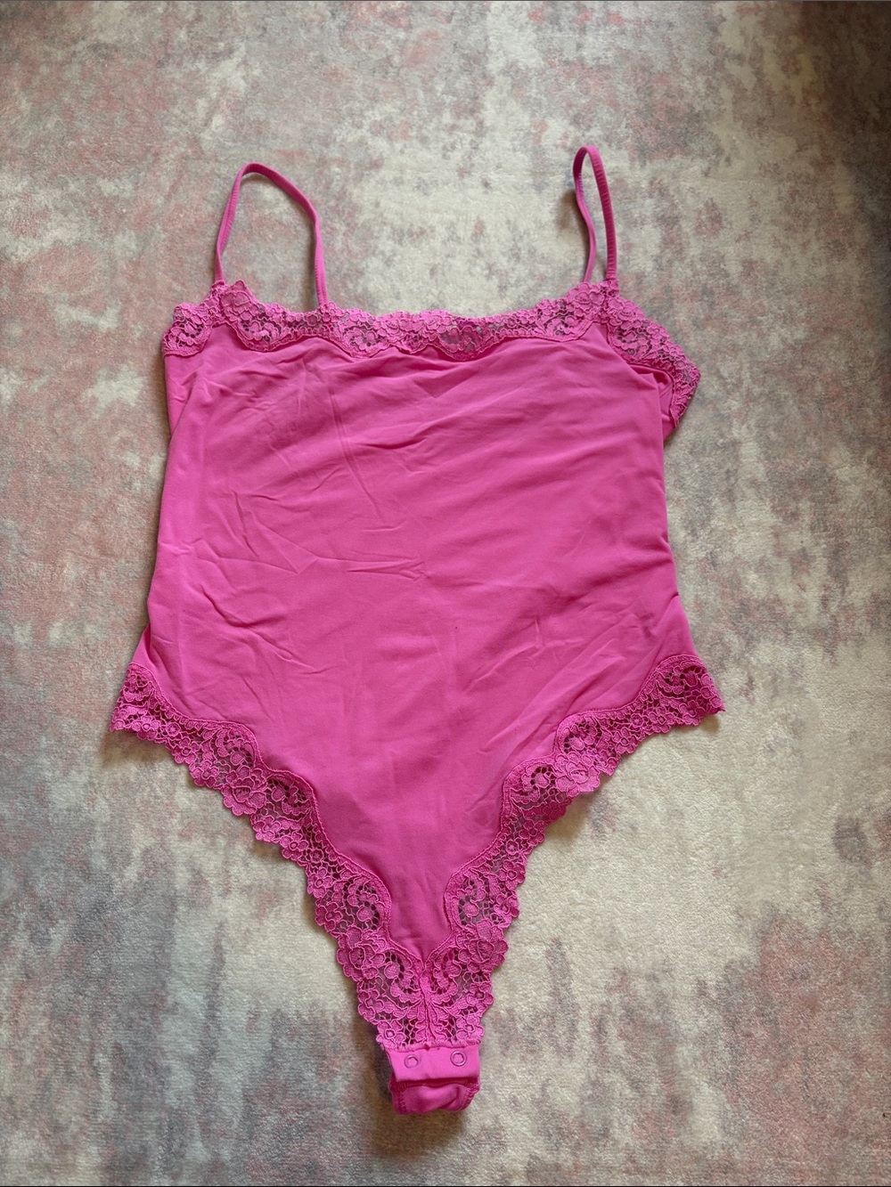 SKIMS Women's Hot Pink Lace-Trim Bodysuit with Adjustable Straps